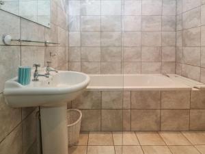 a bathroom with a sink and a bath tub at Victoria House in Rhosneigr +13 photos