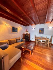 Μια τηλεόραση ή/και κέντρο ψυχαγωγίας στο Alojamiento La HiguerAzul Gran Canaria