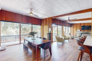 Bass Lake AnnexにあるHonea Bee Hideoutのギャラリーの写真