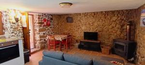 TV a/nebo společenská místnost v ubytování Casas do Favacal