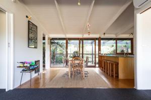 Una cocina con una mesa y sillas en una habitación. en Harvest, en Lyntors