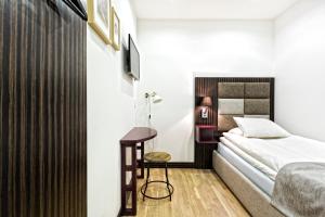 una camera da letto con un letto e un tavolino di Sofo Hotel a Stoccolma