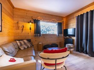 a living room with a couch and a television at Condo Méribel Mottaret - Ski aux pieds, 3 chambres, 8 pers, WIFI - FR-1-355-202 in Les Allues