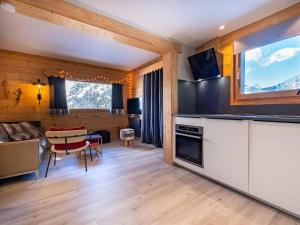 a living room with a kitchen and a dining room at Condo Méribel Mottaret - Ski aux pieds, 3 chambres, 8 pers, WIFI - FR-1-355-202 in Les Allues