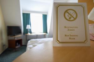 Certifikát, hodnocení, plakát nebo jiný dokument vystavený v ubytování Check Inn Hotel Merseburg