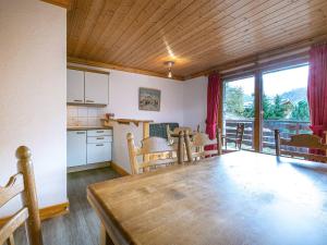 een keuken en eetkamer met een grote houten tafel bij Appartement familial - 2 chambres, balcon, proche pistes, Méribel - FR-1-355-96 in Méribel