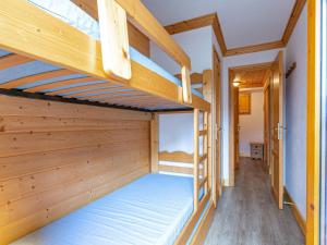 een slaapkamer met 2 stapelbedden in een huis bij Appartement familial - 2 chambres, balcon, proche pistes, Méribel - FR-1-355-96 in Méribel
