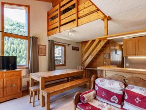 メリベルにあるChalet cosy à Méribel avec mezzanine et cuisine équipée - FR-1-355-100の木製のテーブルとソファのあるリビングルーム
