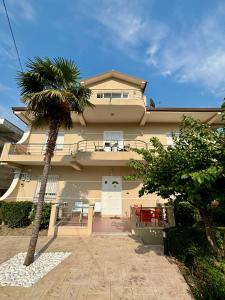 dom z palmą przed nim w obiekcie VILA PALMA we Wlorze