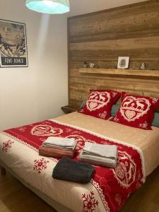 Un pat sau paturi într-o cameră la Chalet familial jacuzzi, calme