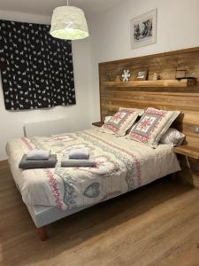 Un pat sau paturi într-o cameră la Chalet familial jacuzzi, calme
