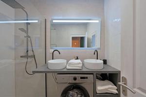 bagno con 2 lavandini e lavatrice di Emile - Apt avec Clim intra muros ad Avignone