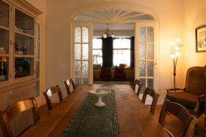 a dining room with a long table and chairs at Huis Agnes in Ostend