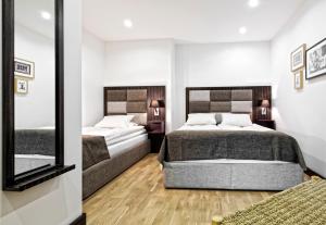 um quarto com 2 camas e um espelho em Sofo Hotel em Estocolmo