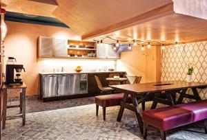 una cucina e una sala da pranzo con tavolo e sedie di Sofo Hotel a Stoccolma