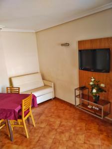 een kleine kamer met een tafel en een televisie bij GOLF MAR SUR ALBATROS 5 bed places apartment in San Miguel de Abona +20 foto's