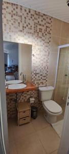 Koupelna v ubytování Dúplex do Poente, vista única a 5min da Rota do Vinho em São Roque SP + 36 fotografií