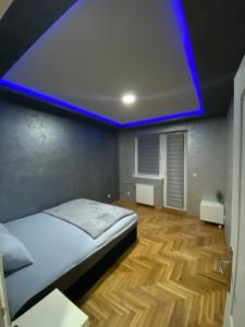 Postel nebo postele na pokoji v ubytování Crystal Apartman Obrenovac