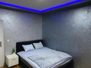 Postel nebo postele na pokoji v ubytování Crystal Apartman Obrenovac