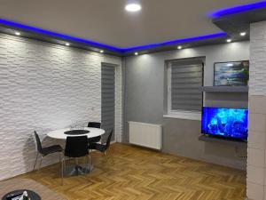 TV a/nebo společenská místnost v ubytování Crystal Apartman Obrenovac