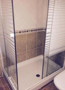 エル・カンページョにある3Bed Penthouse Apt with Private Terrace & Balconyの浴室のガラス扉付きシャワー