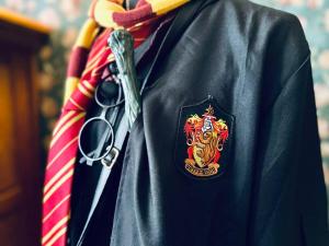 a black jacket with a crest and a pair of scissors at Harry Potter Lodge in Malmedy