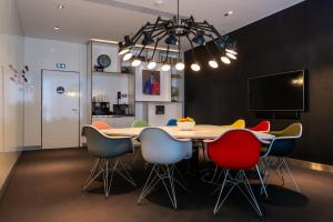 Een keuken of kitchenette bij citizenM Paris La Défense