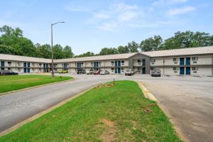 卡罗尔顿Southern Suites Carrollton的建筑物前的空停车场