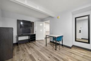 卡罗尔顿Southern Suites Carrollton的客房设有书桌、桌子和椅子