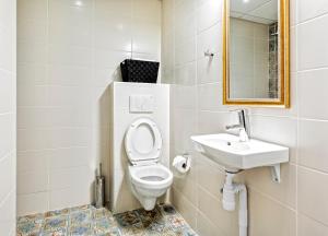 uma casa de banho com um WC e um lavatório em Sofo Hotel em Estocolmo