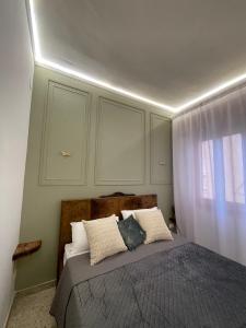 レッジョ・ディ・カラブリアにあるB&B Domus Floraのベッドルーム1室(白いキャビネット付きのベッド1台付) +20枚の写真
