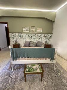 a bedroom with a bed and a table at B&B Domus Flora in Reggio Calabria