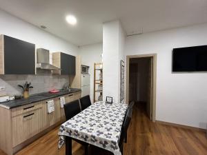 a kitchen with a dining room table and a kitchen gmaxwell gmaxwell gmaxwell gmaxwell at Hello Home Canillas in Madrid +22 photos