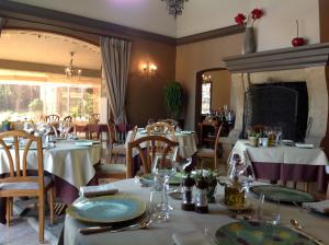 ファイエンスにあるLes chambres du Restaurant le Castellaras - Teritoriaのダイニングルーム(テーブル、椅子、白いテーブルクロス付)