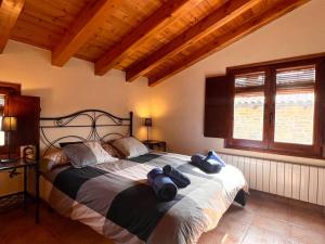 1 dormitorio con 1 cama grande y toallas. en Casa Rural Martinach - L'Amfitriona, en Sant Marti de Canals