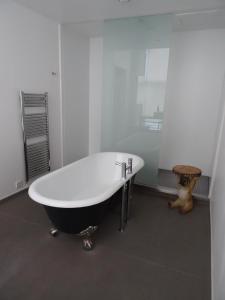 a bathroom with a bath tub in a room at Carmelite Hotel in Aberdeen +11 photos