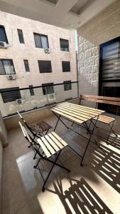 Μια τηλεόραση ή/και κέντρο ψυχαγωγίας στο Modern & New 3-BR Entire Apt - Prime Location! +29 φωτογραφίες