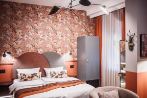 Postel nebo postele na pokoji v ubytování The Circus Hotel