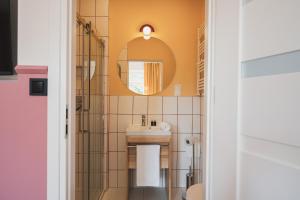 łazienka z umywalką i lustrem w obiekcie Willa Dąbrówka w mieście Karpacz +36 zdjęć
