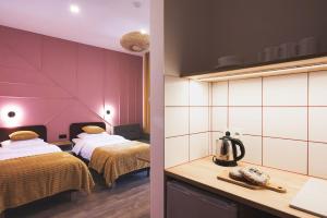 pokój hotelowy z 2 łóżkami i kuchnią w obiekcie Willa Dąbrówka w mieście Karpacz