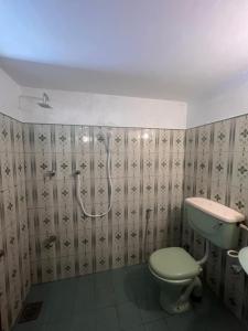 Un baño de The Drop In Madiha I Double Bedroom with private Bathroom