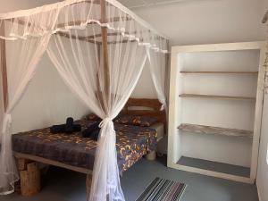 Una cama o camas en una habitación de The Drop In Madiha I Double Bedroom with private Bathroom