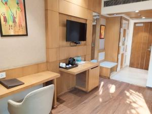 TV a/nebo společenská místnost v ubytování The Nikunj Hotels