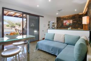 a living room with a couch and a table at Apartamento Los 4 Nobles in Tinajo