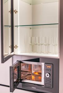 a microwave oven sitting on a counter in a kitchen at Premium Lux Apartament Center Botanica in Chişinău