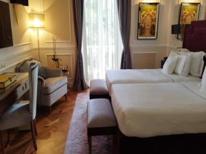 Voodi või voodid majutusasutuse Grand Hotel Des Etrangers toas