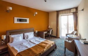 Posteľ alebo postele v izbe v ubytovaní Sándor Hotel