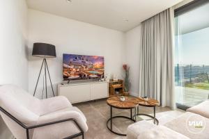 Χώρος καθιστικού στο ViVi Homes - Higueron Premium Wellness, Sauna, Pool & Hot tub