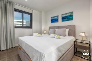 Ένα ή περισσότερα κρεβάτια σε δωμάτιο στο ViVi Homes - Higueron Premium Wellness, Sauna, Pool & Hot tub