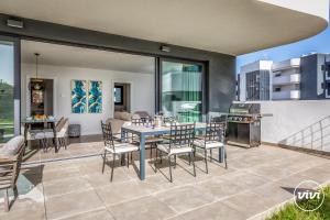 ein offenes Wohnzimmer mit einem Tisch und Stühlen in der Unterkunft ViVi Homes - Higueron Premium Wellness, Sauna, Pool & Hot tub in Fuengirola